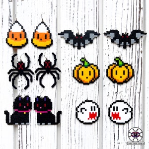 Op de afbeelding: Een set van 10 Halloween-thema pixel art oorbellen. De oorbellen hebben verschillende ontwerpen, waaronder maïs, vleermuizen, spinnen, pompoenen, zwarte katten en geesten. De oorbellen zijn gemaakt van kleurrijke kralen en zijn perfect om een ​​beetje griezelige plezier aan elke outfit toe te voegen.