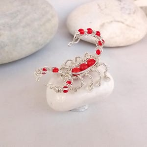 Scorpion argenté et corail rouge, petit scorpion fait main, sur pierre naturelle, décoration cadeau zodiaque