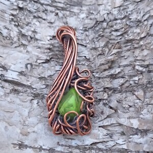 Turchese verde, pendente in rame, pietra preziosa avvolta in filo, collana fatta a mano (spese doganali statunitensi incluse nel prezzo)