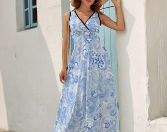 Puede incluir: Vestido largo sin mangas con escote en V y estampado de remolinos azules y blancos. El vestido tiene un ribete negro alrededor del escote y las sisas. La persona lleva gafas de sol y un sombrero para el sol.