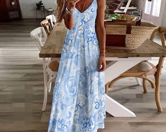 Puede incluir: Vestido largo con estampado en azul claro y blanco, con cuello en V y tirantes finos. El vestido presenta un diseño de remolinos y una silueta fluida, ideal para el verano.