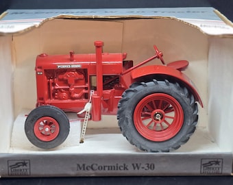 Tractor McCormick W-30, color rojo, fabricado por Liberty Classics, escala 1/16, con neumáticos de goma, nuevo en caja.