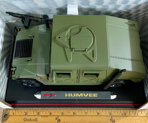 Modele militaire Maisto Hummer olive terne a l echelle 1 18 extremement rare usure de la boite Etsy France