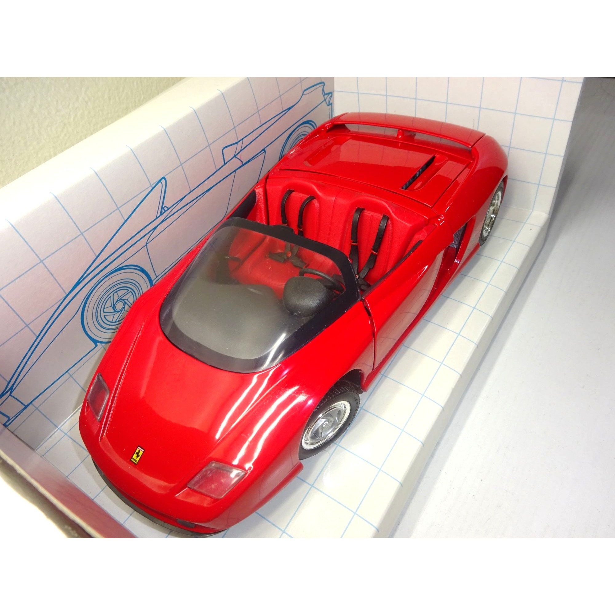 Ferrari Mythos 1/18スケール ミニカー 赤