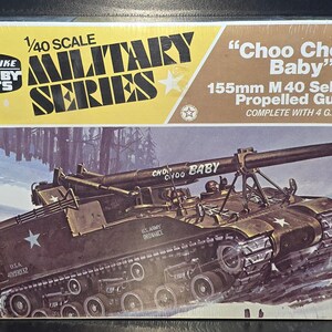 以下が含まれることがあります： 1/40スケールのミリタリーシリーズのモデルキットボックス。155mm M40自走砲のイラストが描かれており、「Choo Choo Baby」の愛称が付けられています。ボックスは黄色と茶色の配色で、「Life-Like Hobby Kits」のロゴが入っています。