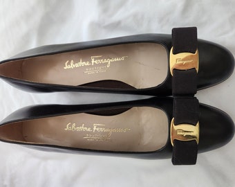 Salvatore Ferragamo Boutique womens size 8 2A AA shoes w/Bow pumps dark brown with box worn once