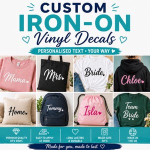 Op de afbeelding: Aangepaste opstrijkbare vinylstickers met gepersonaliseerde tekst. De afbeelding toont diverse items, waaronder een roze sweatshirt, een zwarte draagtas, een wit t-shirt, een zwarte hoodie, een beige kussen, een marineblauwe rugzak en een groen t-shirt.