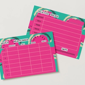 Może przedstawiać: Dwa kolorowe trackery żywności. Jeden jest oznaczony jako "Daily Food Tracker", a drugi jako "Weekly Meal Planner". Oba mają różowe tło z siatką do śledzenia posiłków i przekąsek. Obramowania są turkusowe z wzorem arbuza.