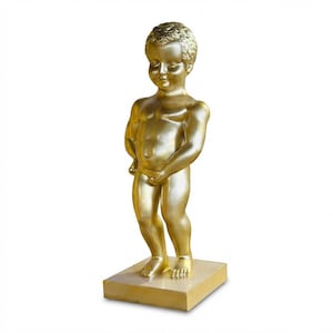 Könnte beinhalten: Goldene Statue eines jungen Kindes, stehend auf einem quadratischen Sockel. Die Statue ist goldfarben und zeigt ein Kind mit lockigem Haar und einem leichten Lächeln. Das Kind hält seine Hände in der Nähe seiner Genitalien.