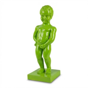 Könnte beinhalten: Glänzende, limettengrüne Statue eines urinierenden kleinen Jungen. Die Skulptur steht auf einem quadratischen Sockel und zeigt eine detaillierte Darstellung des Körpers des Jungen. Die Statue ist ein lebendiges Dekorationsobjekt.