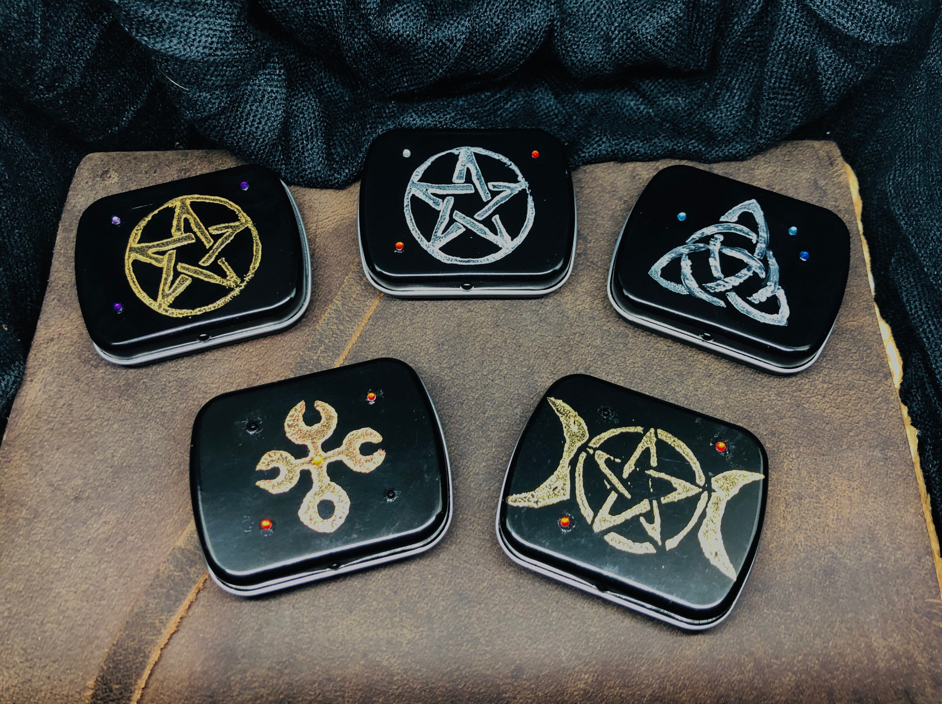 Small Box Hand Painted Empty Pentagram Pentagram Pentagram Triquetra Triple Moon Hecate Mini Pocket Witch Witch Wicca Wiccan Box