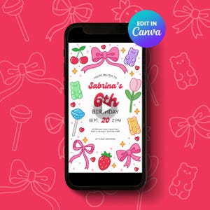 Pode incluir: Um smartphone exibe um convite de aniversário para o 6º aniversário de Sabrina. O convite apresenta um design rosa e branco com ilustrações de cerejas, laços, ursinhos de goma, um pirulito, um morango e uma tulipa. O fundo é um padrão repetido de laços e ursinhos.