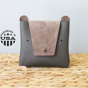 Bolso de cuero Little Bear // Cosido a mano // Gris, sencillo, bolso pequeño para niños o bebés // Orgullosamente hecho a mano en EE. UU.
