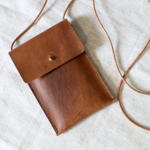 Bolso de cuero Plymouth para teléfono en color miel silvestre // Bandolera para teléfono cosida a mano para iPhone/teléfonos inteligentes // Orgullosamente hecho a mano en EE. UU.