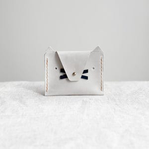 Cartera de piel de gato // Monedero y tarjetero de gatito // Cosido a mano // Hecho a mano con orgullo en EE. UU.