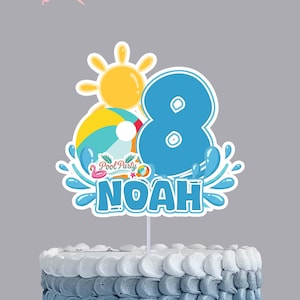 Puede incluir: Una tarta de cumpleaños con glaseado degradado azul y blanco, coronada con un letrero decorativo. El letrero presenta un sol amarillo, un balón de playa, el número 8, el nombre "NOAH" y las palabras "Pool Party".