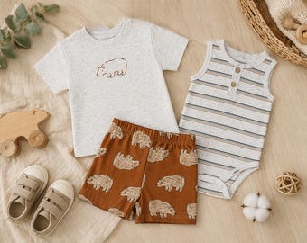 Ensemble d'été 3 pièces pour bébé garçon, 100 % coton | T-shirt, body, short « Sois courageux » ours | Tenue rayée marron et beige | Cadeau de naissance Sunnozy