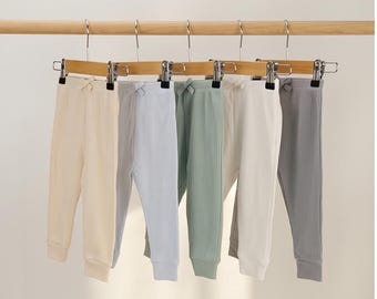 Ensemble de 5 pantalons pour bébé | Pantalons de jogging en coton côtelé, unisexe | Couleurs pastel neutres | Cadeau de naissance | Leggings pour garçons et filles | Tenue indispensable pour bébé