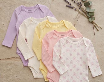 Ensemble de 5 bodies bébé | Bodies en coton côtelé à manches longues | Motifs Maman Papa Moi et fleurs | Cadeau de naissance | Body bébé violet pastel