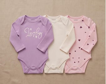 Ensemble de 3 bodies pour bébé fille | Bodies en coton côtelé à manches longues | Jolis cœurs | Cadeau de naissance | Bodies bébé violets et roses - Essentiels
