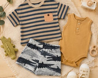 Ensemble d'été 3 pièces pour bébé garçon 100 % coton | T-shirt, body, short | Rayures crocodile beige et grise | Idée cadeau pour nouveau-né | Sunnozy