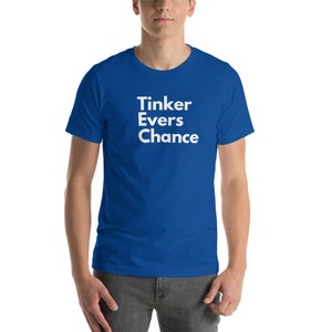 Puede incluir: Una camiseta azul real con texto blanco que dice "Tinker Evers Chance".