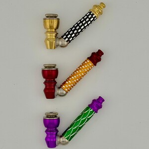 Tubo de latón metálico en ángulo, tallo reflectante multicolor.