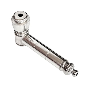 Puede incluir: Una pipa de metal plateado con una cazoleta redonda y un tallo largo y cilíndrico.