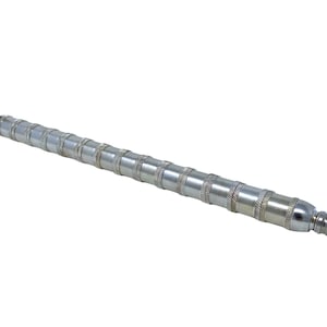 Könnte beinhalten: Eine silberfarbene Pfeife mit einem langen, zylindrischen Körper. Die Pfeife hat eine Reihe von strukturierten Bändern entlang ihrer Länge und ein abgerundetes Mundstück. Die Pfeife hat eine Schale am Ende eines kurzen, abgewinkelten Stiels.