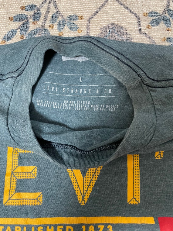 Vintage Men's Levi's T-Shirt (Size L) - image 2