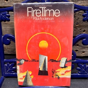 Könnte beinhalten: Ein Vintage-Taschenbuch mit dem Titel "FireTime" von Poul Anderson. Das Cover zeigt einen roten Hintergrund mit einer gelben Sonne und geometrischen Formen. Das Buch stammt aus der Doubleday Science Fiction-Reihe.
