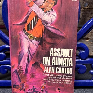Ataque a Aimata, um romance de Cabot Cain, por Alan Callow. Edição de bolso vintage de 1975 da Avon First.