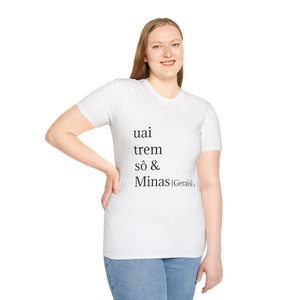 May include: White t-shirt with black text that reads "uai trem só & Minas (Gerais)".