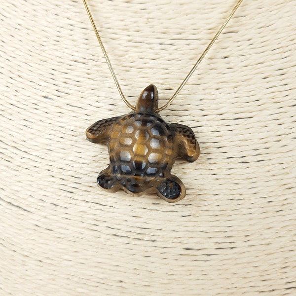 Pendentif Tortue Marine en Œil de tigre, chaîne en acier inox doré