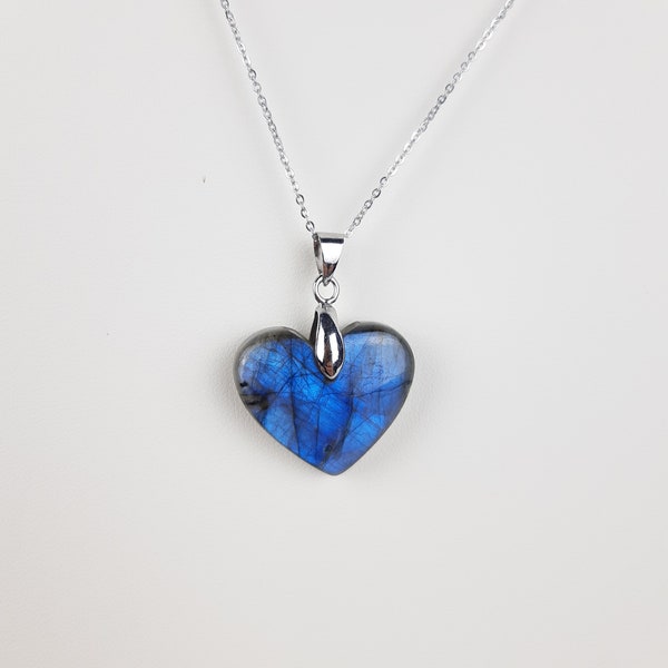 Pendentif coeur en Labradorite bleue extra, sur chaîne acier inox argentée réglable