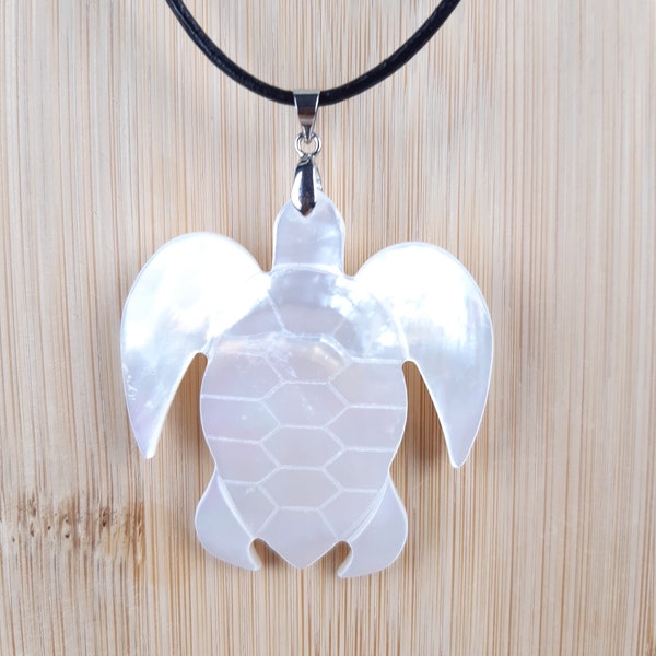 Pendentif Tortue Marine en Nacre, sur cordon cuir noir réglable