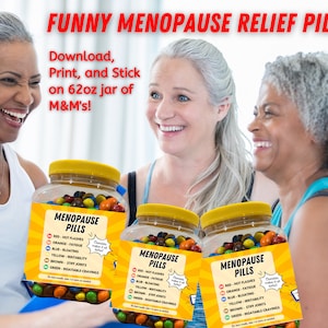 Könnte beinhalten: Drei Frauen lachen, während sie Gläser mit M&M's Süßigkeiten halten. Die Gläser haben Etiketten mit der Aufschrift "Menopause-Pillen" und listen verschiedene Symptome auf, wie Hitzewallungen, Müdigkeit, Blähungen, Reizbarkeit, steife Gelenke und unbändige Gelüste. Der Text auf dem Etikett lautet "Download, Drucken und Aufkleben auf ein 62oz Glas M&M's!"