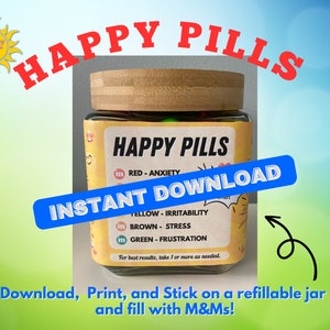 Może przedstawiać: Etykieta do wydrukowania na słoik z M&Ms, z tekstem "Happy Pills" i listą emocji powiązanych z r&oacute;żnymi kolorami M&Ms. Etykieta jest zaprojektowana do wydrukowania i przyklejenia na słoik wielokrotnego użytku.