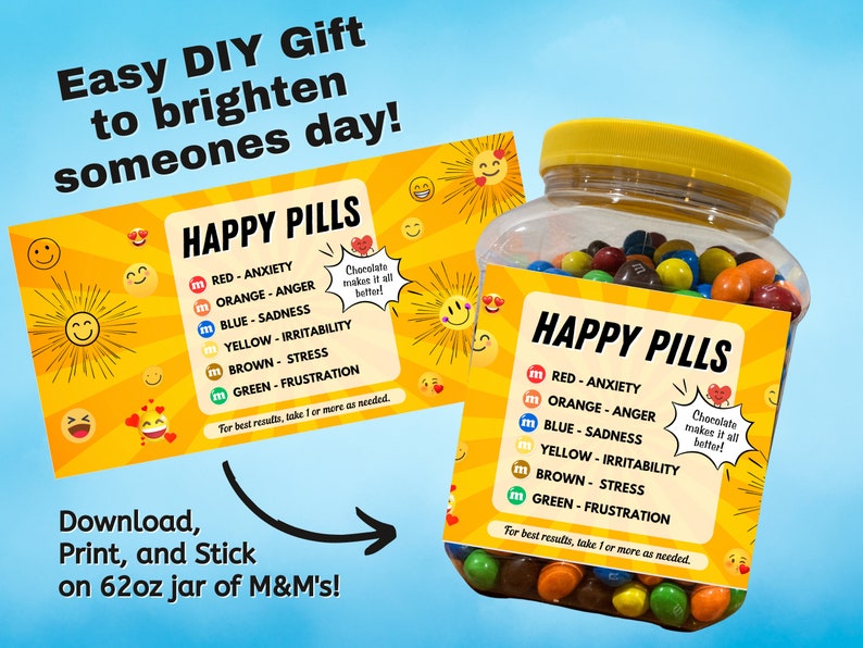 Może przedstawiać: Etykieta do wydrukowania na słoik M&M's o pojemności 62 uncji. Etykieta jest ż&oacute;łta z grafiką słońca i tekstem "Happy Pills". Etykieta wymienia r&oacute;żne kolory M&M's i to, co reprezentują, np. czerwony dla lęku, pomarańczowy dla złości, niebieski dla smutku, ż&oacute;łty dla drażliwości, brązowy dla stresu i zielony dla frustracji. Etykieta zawiera r&oacute;wnież tekst "Czekolada sprawia, że wszystko jest lepsze!" i "Aby uzyskać najlepsze rezultaty, przyjmuj 1 lub więcej w razie potrzeby."
