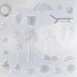 Pode incluir: Um molde de plástico transparente com várias formas com tema de praia. Inclui um salva-vidas, um cone de sorvete, um balde, um guarda-sol, uma espreguiçadeira, palmeiras, estrelas do mar, conchas e chinelos. Perfeito para projetos de artesanato com tema de verão ou férias.