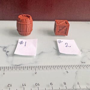 3D Gedruckte Miniatur Holzfässer und Kisten