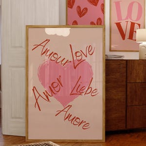 Arte de pared digital retro con tipografía de amor, lindas impresiones abstractas de corazones femeninos, póster de arte de amantes románticos de moda, decoración de pared preppy roja de los años 70
