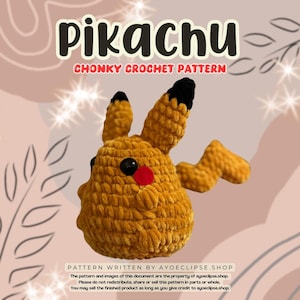 Może przedstawiać: Wzór na szydełku na pluszowego Pikachu. Wzór został napisany przez ayoeclipse.shop. Wzór zawiera instrukcje dotyczące szydełkowania ciała, uszu, ogona i cech twarzy Pikachu.