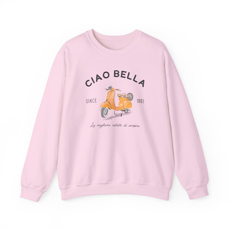 K&ouml;nnte beinhalten: Ein rosa Sweatshirt mit einem grafischen Aufdruck eines gelben Rollers und dem Text "Ciao Bella" in Schwarz. Die Texte "Since 1861" und "La migliore estate di sempre" sind ebenfalls in Schwarz gedruckt.