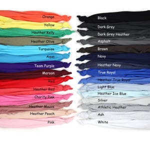 Pu&ograve; includere: Una collezione di campioni di tessuto disposti in due colonne, che mostrano un'ampia variet&agrave; di colori tra cui arancione, giallo, verde, oliva, turchese, acqua, viola, bordeaux, rosso, rosa, nero, grigio, marrone, blu navy, blu, argento e bianco.