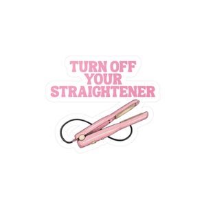 Puede incluir: Una pegatina rosa con el texto "TURN OFF YOUR STRAIGHTENER" en una fuente rosa claro. La pegatina también presenta una plancha de pelo rosa con un cable negro.