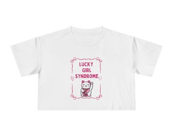 Lucky Girl geschwärztes Katzenbild Crop Tee | Maneki Neko, rosa Text