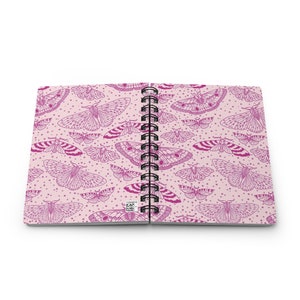 Spiraalgebonden dagboek, schattig mottenpatroon notitieboekje, terug naar schoolbenodigdheden, roze natuurillustratie, mooi dagboek