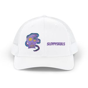 Può includere: Un cappellino trucker bianco con retro in rete e una grafica sul pannello frontale. La grafica raffigura un teschio viola con orbite gialle, circondato da un serpente blu e viola. Il testo SLOPPYSKULLS è stampato in viola sulla destra.