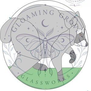 Puede incluir: Una hoja de patrón digital titulada Jimothy #1 Raccoon de Gloaming Grove Glassworks. El diseño presenta una silueta de mapache gris superpuesta con una ilustración de polilla, una luna creciente y estrellas dentro de un marco circular.